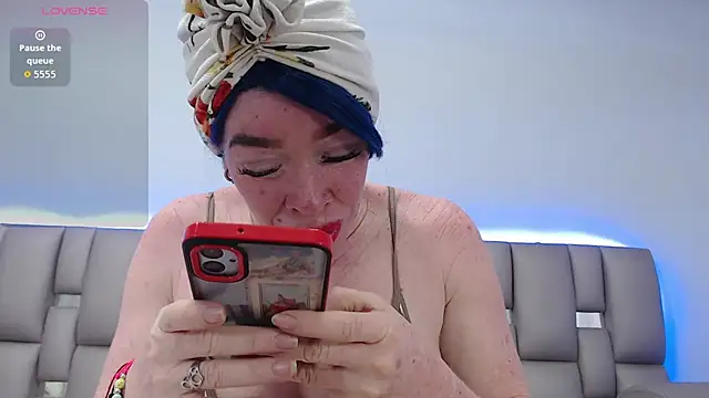 Kittywhiteass online show from January 6, 9:41 pm