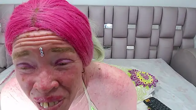 Snapshot of Kittywhiteass chatting on October 30, 10:06 pm Kittywhiteass online show from October 30, 10:06 pm