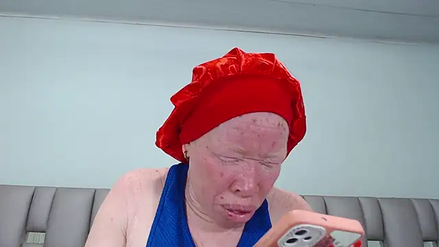 Kittywhiteass online show from September 21, 6:51 am