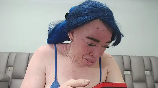 Kittywhiteass online show from February 4, 6:41 am