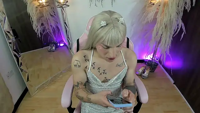 queenramoona-hot online show from May 13, 1:01 am