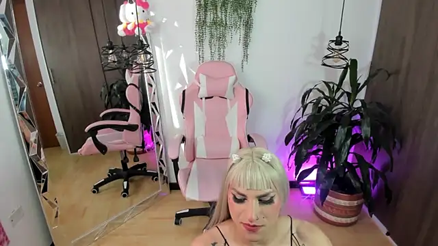 queenramoona-hot online show from April 13, 9:30 pm