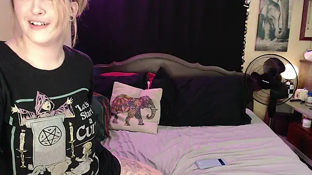 Snapshot of Mallorykoxx69 chatting on January 6, 6:10 pm Mallorykoxx69 online show from January 6, 6:10 pm