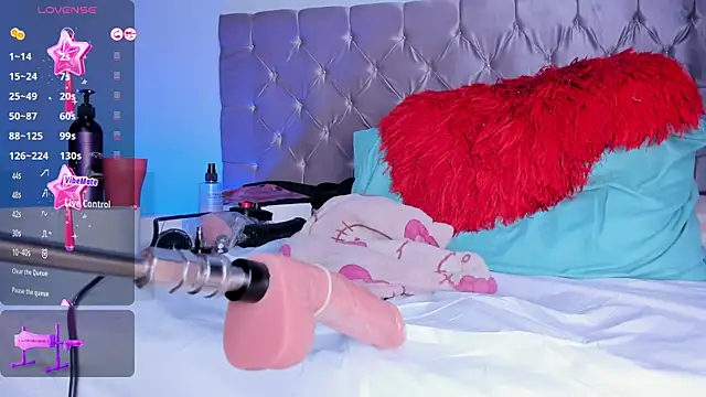 Snapshot of KloeePraga chatting on February 16, 5:37 pm KloeePraga online show from February 16, 5:37 pm