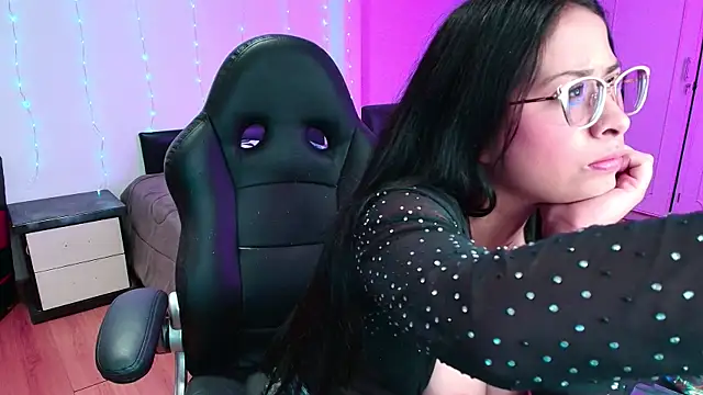 Snapshot of yesie_hot chatting on November 27, 9:59 pm yesie hot online show from November 27, 9:59 pm