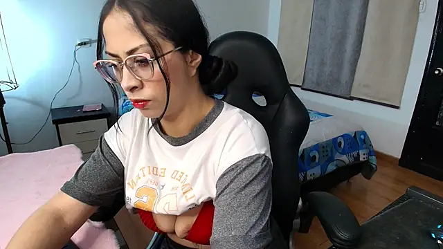 yesie hot online show from April 18, 12:57 am