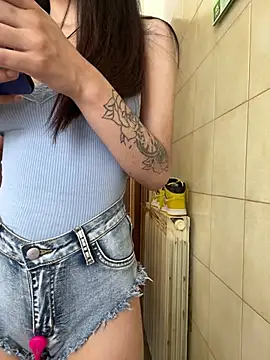 L000lita online show from June 25, 9:03 am