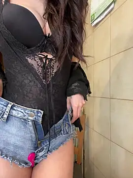 L000lita online show from April 13, 2:32 pm