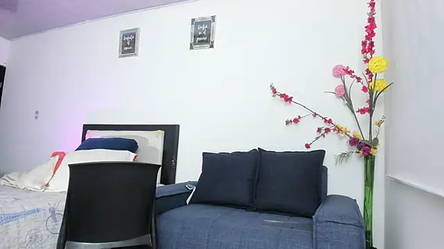 Snapshot of alicia_rouusel chatting on December 3, 1:50 am alicia rouusel online show from December 3, 1:50 am