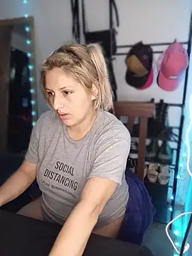 Snapshot of La_pauli_latina chatting on June 11, 4:42 am La pauli latina online show from June 11, 4:42 am