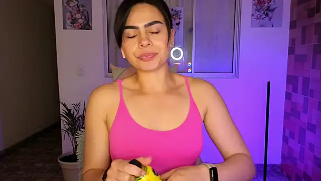 Snapshot of sexyladyy_ chatting on February 26, 5:13 am sexyladyy online show from February 26, 5:13 am
