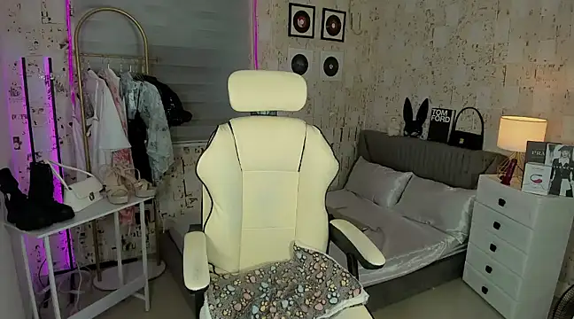 AlexandraMooree online show from March 6, 12:52 pm