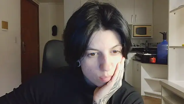 Snapshot of kyslrana chatting on July 1, 12:33 am kyslrana online show from July 1, 12:33 am