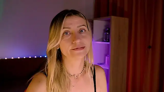 ZoeGrant online show from April 17, 5:38 pm