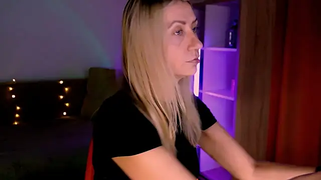 ZoeGrant online show from December 18, 8:45 pm