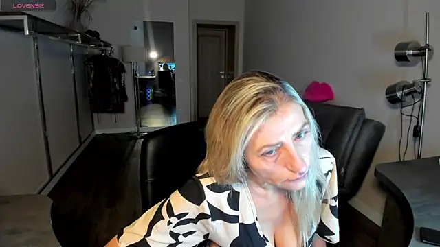 ZoeGrant online show from February 21, 6:32 pm