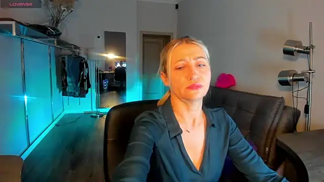 ZoeGrant online show from February 13, 9:48 pm