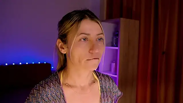 ZoeGrant online show from April 8, 9:05 pm