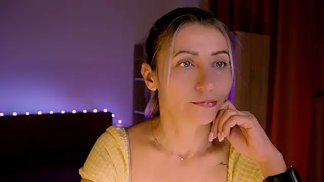 ZoeGrant online show from April 14, 6:02 pm