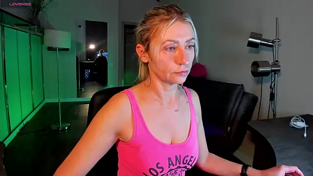 ZoeGrant online show from February 8, 9:45 pm