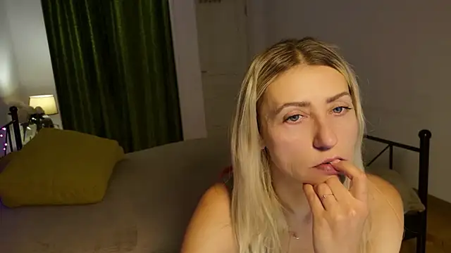 ZoeGrant online show from November 12, 8:45 pm