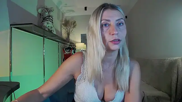 ZoeGrant online show from October 5, 6:31 pm