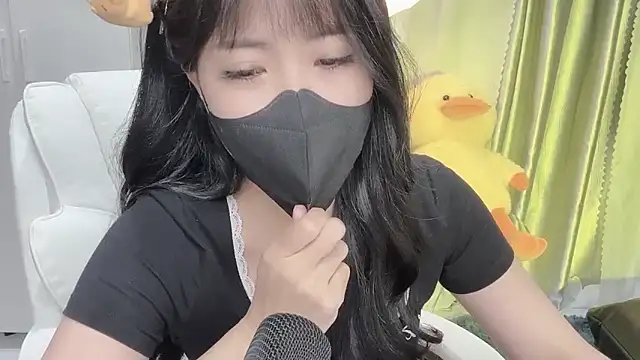 Snapshot of Mya_Lee chatting on February 14, 7:33 pm Mya Lee online show from February 14, 7:33 pm