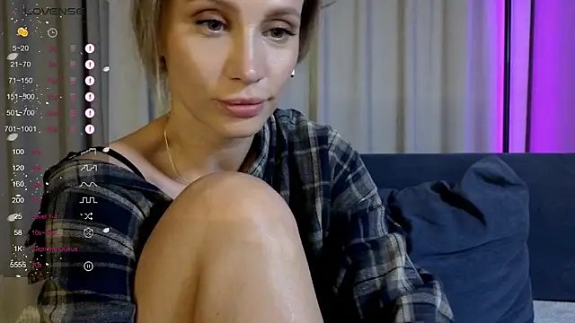 Snapshot of Alice_Wonders chatting on June 28, 8:15 pm Alice Wonders online show from June 28, 8:15 pm