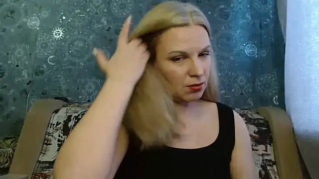 Snapshot of BlondeFox chatting on November 28, 4:23 am BlondeFox online show from November 28, 4:23 am