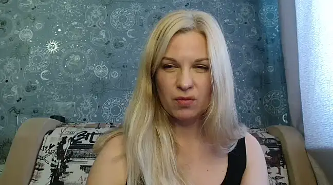 Snapshot of BlondeFox chatting on February 19, 6:00 am BlondeFox online show from February 19, 6:00 am