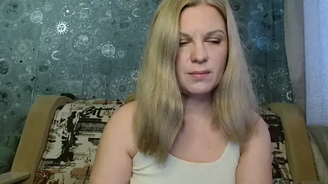 Snapshot of BlondeFox chatting on November 3, 2:50 am BlondeFox online show from November 3, 2:50 am