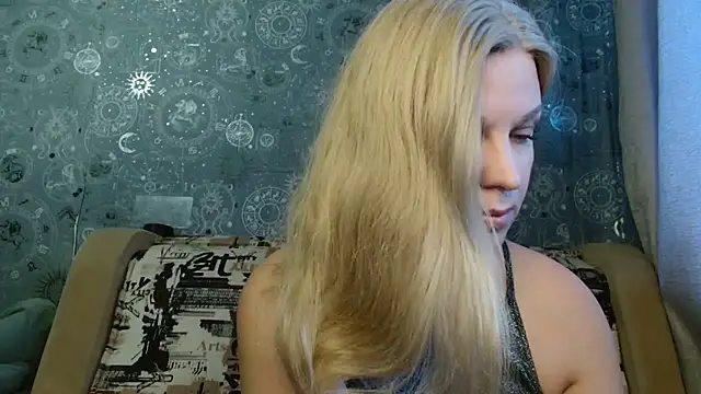 Snapshot of BlondeFox chatting on October 23, 2:43 am BlondeFox online show from October 23, 2:43 am