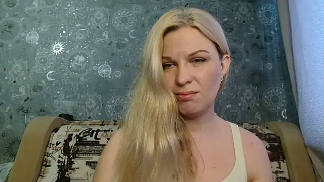 Snapshot of BlondeFox chatting on March 17, 2:08 am BlondeFox online show from March 17, 2:08 am