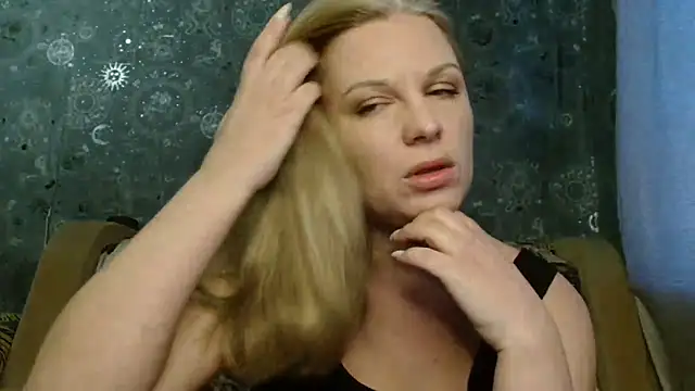 Snapshot of BlondeFox chatting on November 27, 3:07 am BlondeFox online show from November 27, 3:07 am