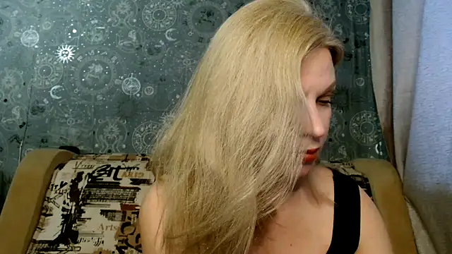 Snapshot of BlondeFox chatting on November 7, 2:27 am BlondeFox online show from November 7, 2:27 am