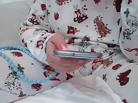 Snapshot of RealLittleRedRidingHood chatting on November 1, 6:02 pm RealLittleRedRidingHood online show from November 1, 6:02 pm