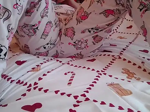 Snapshot of RealLittleRedRidingHood chatting on November 24, 1:00 pm RealLittleRedRidingHood online show from November 24, 1:00 pm