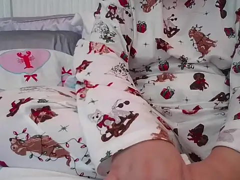 Snapshot of RealLittleRedRidingHood chatting on November 12, 1:59 pm RealLittleRedRidingHood online show from November 12, 1:59 pm