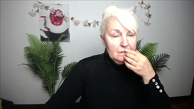 Snapshot of BlondyLeeBest chatting on February 7, 7:33 pm BlondyLeeBest online show from February 7, 7:33 pm