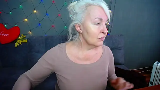 Snapshot of BlondyLeeBest chatting on February 11, 1:00 pm BlondyLeeBest online show from February 11, 1:00 pm