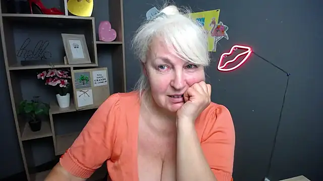 Snapshot of BlondyLeeBest chatting on May 1, 6:35 pm BlondyLeeBest online show from May 1, 6:35 pm