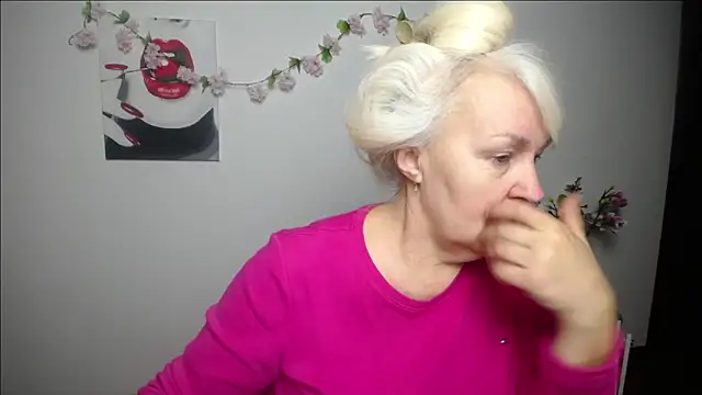 Snapshot of BlondyLeeBest chatting on February 9, 7:23 pm BlondyLeeBest online show from February 9, 7:23 pm