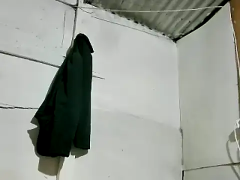 Snapshot of hairybushpussyxx1 chatting on December 13, 5:05 am hairybushpussyxx1 online show from December 13, 5:05 am