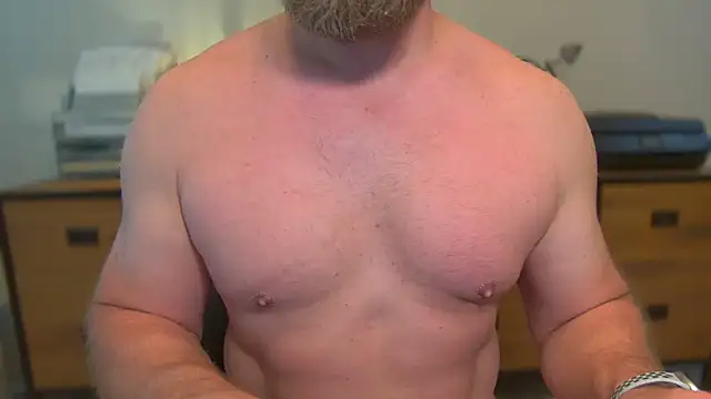 Snapshot of Mister_Dilf chatting on June 18, 2:11 pm Mister Dilf online show from June 18, 2:11 pm