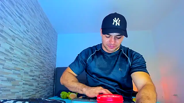 Snapshot of nicolas_herrera chatting on December 7, 12:25 am nicolas herrera online show from December 7, 12:25 am
