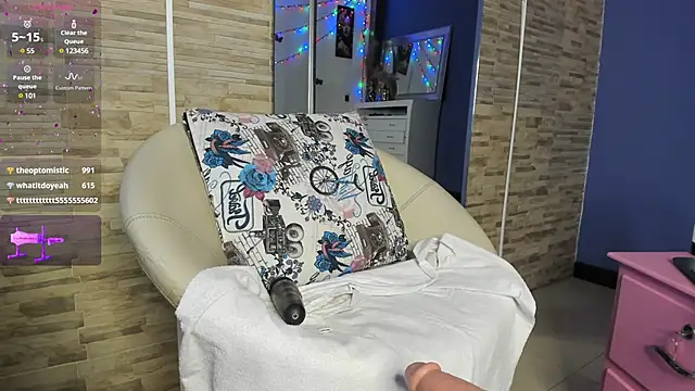 Snapshot of Lissa_Brow chatting on February 5, 8:21 am Lissa Brow online show from February 5, 8:21 am