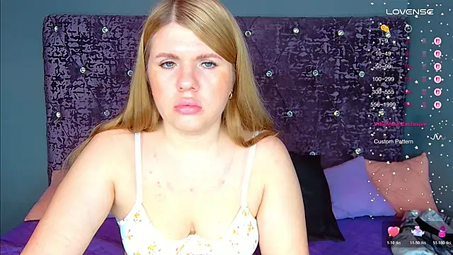 Snapshot of NoraBigAss chatting on November 12, 12:37 am NoraBigAss online show from November 12, 12:37 am