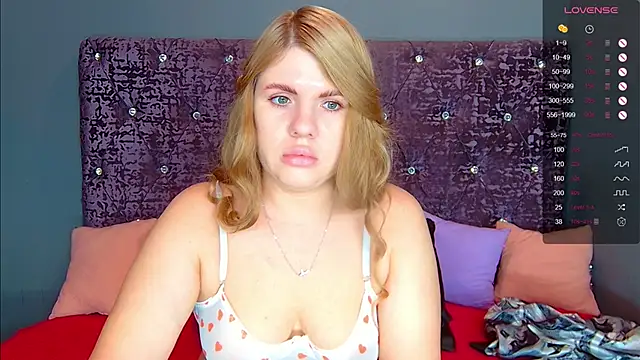 Snapshot of NoraBigAss chatting on October 22, 12:10 am NoraBigAss online show from October 22, 12:10 am