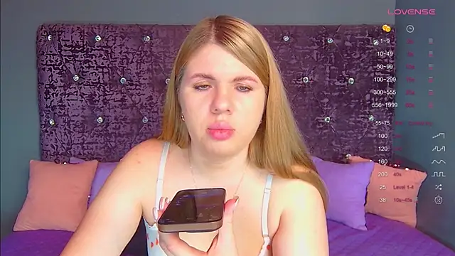 Snapshot of NoraBigAss chatting on December 4, 1:37 am NoraBigAss online show from December 4, 1:37 am