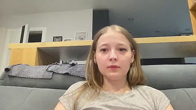 CharmingSarah online show from May 28, 4:35 pm